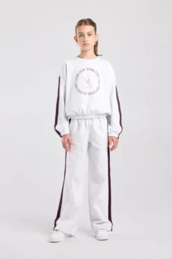 America Today Broeken|Joggingbroeken^Joggingbroek Cristy Jr wide leg joggingbroek met zijstreep en embroidery