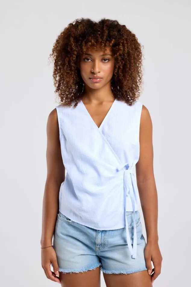 America Today T-Shirts & Tops^hirt Iri ouwoze boue et v-ha en knoopdetai